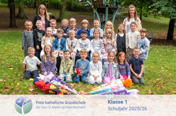 Kinder der 1. Klasse beim Gruppenfoto