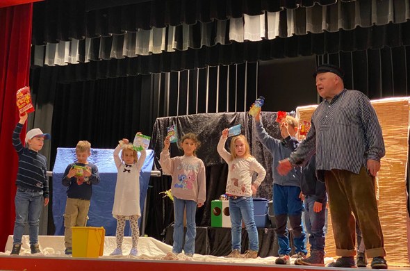 Kinder mit älterem Schauspieler auf der Bühne