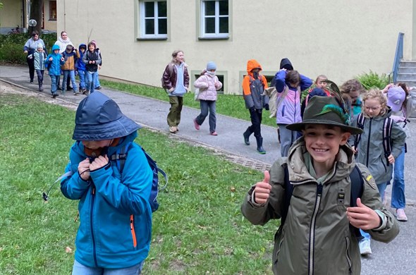 Schueler_brechen_gutgelaunt_gemeinsam_auf_zum_Ausflug_in_den_Wald