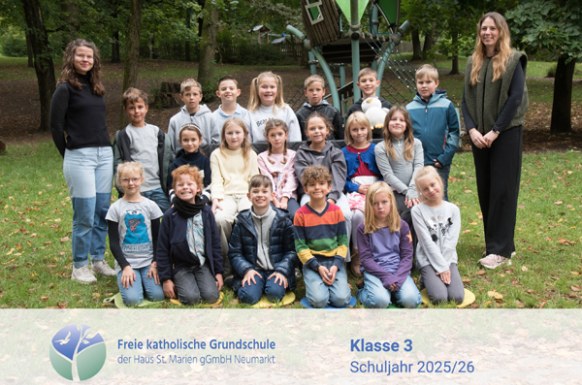 Kinder der 3. Klasse beim Gruppenfoto