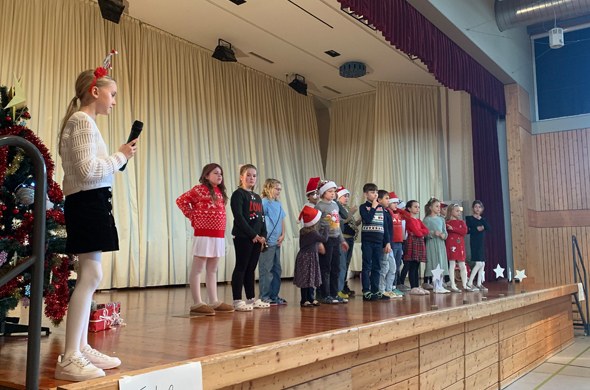 Buehnenvorfuehrung Schueler beim Adventsmarkt