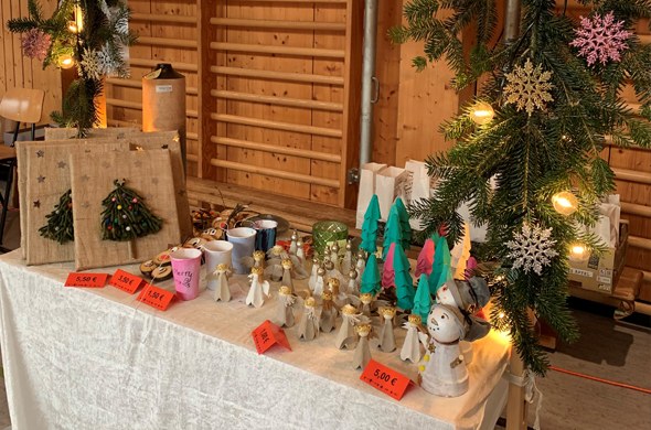 Geschmueckter Stand beim Adventsmarkt mit Dingen zum Verkaufen