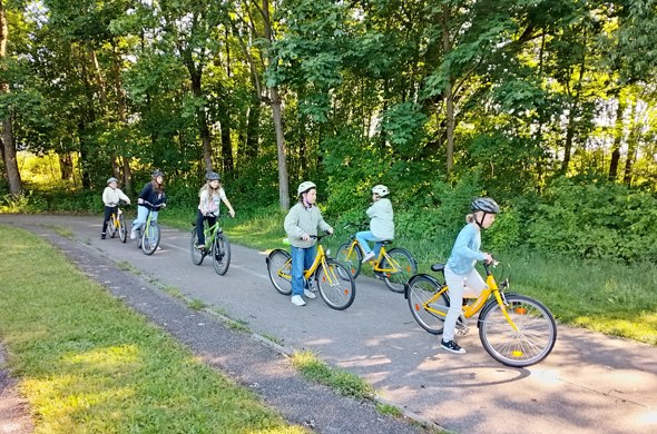 Kinder_auf_Fahrraedern_ueben_Radfahren