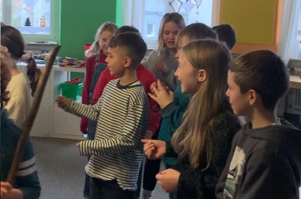 Kindergruppe singt und lacht