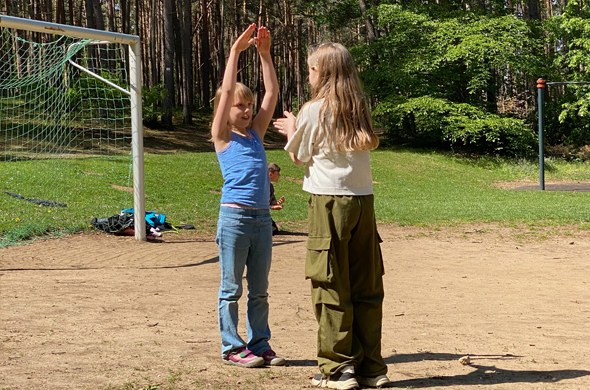 Zwei_Maedchen_spielen_am_Waldspielplatz