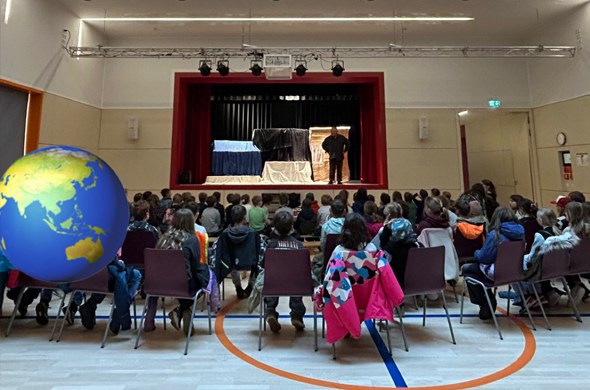 Schulkinder im Zuschauerraum mit Blick zur Bühne