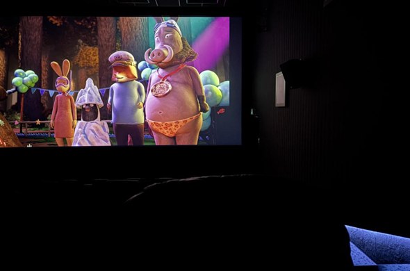 Schüler besuchen Kino Kinosaal mit Blick auf Leinwand mit Zeichentrickfilm