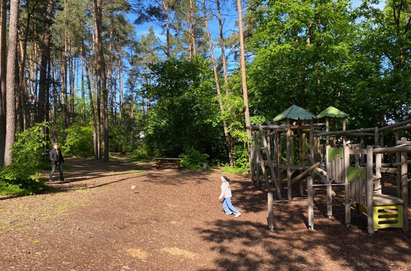 Zwei_Kinder_spielen_Ball_auf_einem_Waldspielplatz