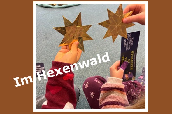 Zwei Kinderhände halten goldene Papiersterne und Eintrittskarte für Theaterbesuch