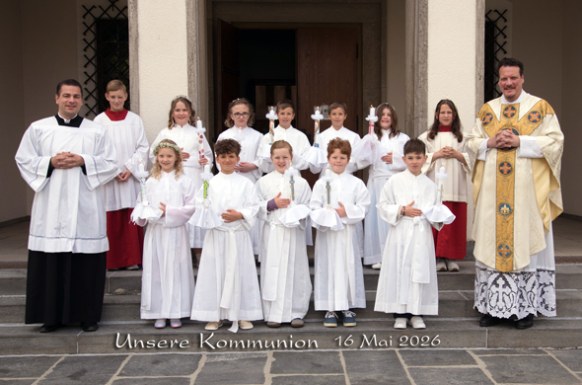 Die_Kinder_der_dritten_Klasse_beim_Gruppenfoto_zur_ersten_hl_Kommunion