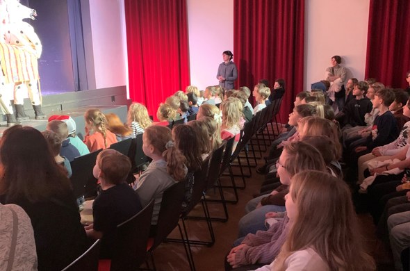 Kinder im Publikum betrachten Bühnenschauspiel