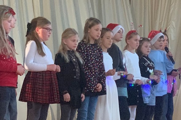 Buehnenvorfuehrung Schueler beim Adventsmarkt
