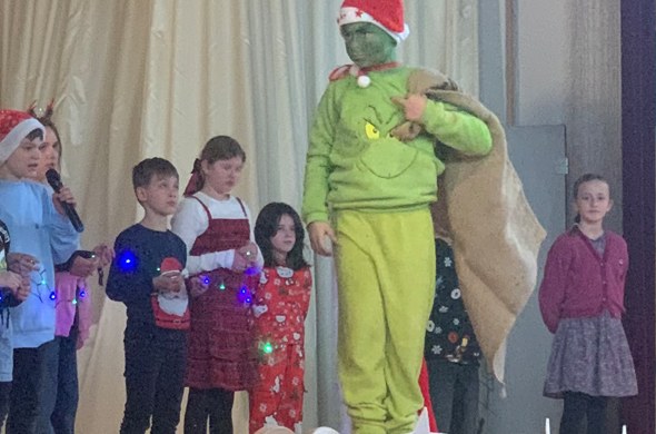 Buehnenvorfuehrung Schueler beim Adventsmarkt