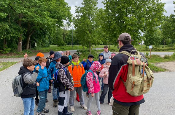 Schuelergruppe_trifft_Foerster_und_beantwortet_engagiert_seine_Fragen