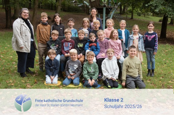 Kinder der 2. Klasse beim Gruppenfoto